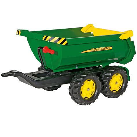 Zbliżenie na pompowane gumowe koło traktora Rolly Toys John Deere, podkreślające jego rozmiar i fakturę.