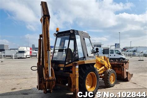 Wizualizacja porównania koparko-ładowarek JCB 3CX i Case 580G.
