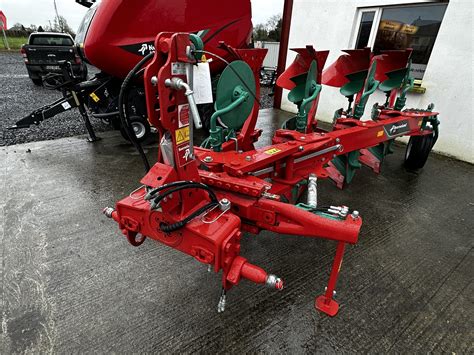 Thematic photo of a Kverneland ED 100 plough working in a field
