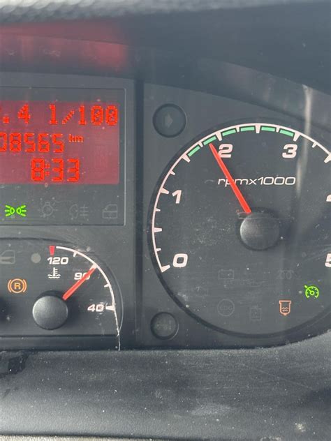 Widok deski rozdzielczej Iveco Daily z systemami bezpieczeństwa