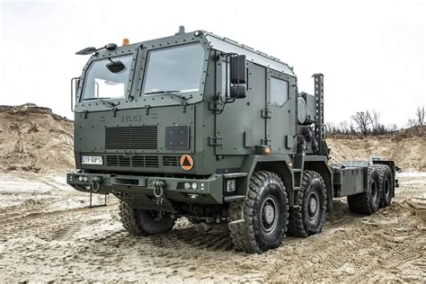 Zdjęcie ciężkiego ciągnika siodłowo-balastowego MZKT-741501-010 podczas manewrów