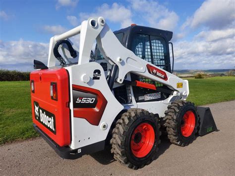 Infografika porównująca kluczowe parametry techniczne Bobcat S530: nośność, wysokość podnoszenia, moc silnika.