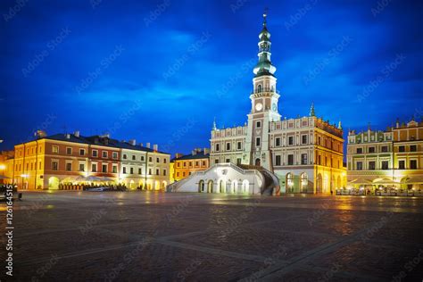 Zabytkowy rynek w Chełmnie z ratuszem