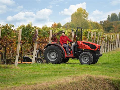 Ciągnik wąskotorowy SAME Frutteto w sadzie