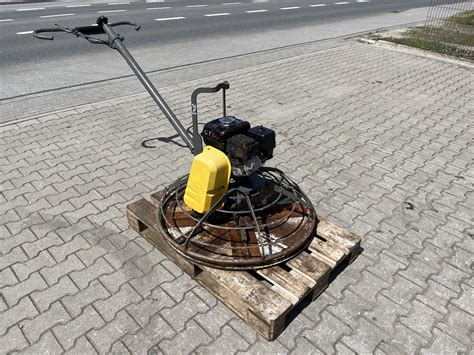 Zacieraczka samojezdna Wacker Neuson CRT 36 w akcji na dużej powierzchni betonowej