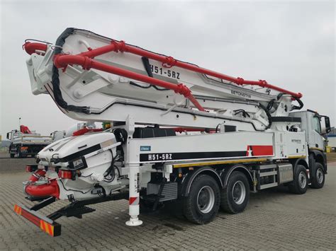 Przekrój pompy do betonu ilustrujący układ pompujący i mieszadło.