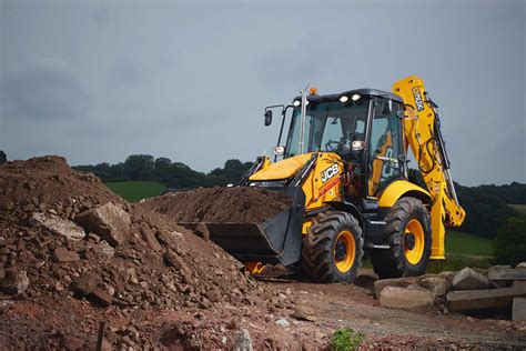 różne modele koparko-ładowarek JCB