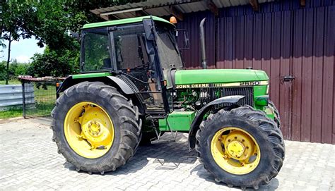Zdjęcie przedstawiające ciągnik John Deere 2650 w polu