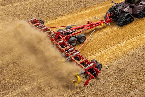 Zdjęcie przedstawiające bronę talerzową Pöttinger Terradisc HT 12000 w akcji na polu, z widocznym efektem pracy
