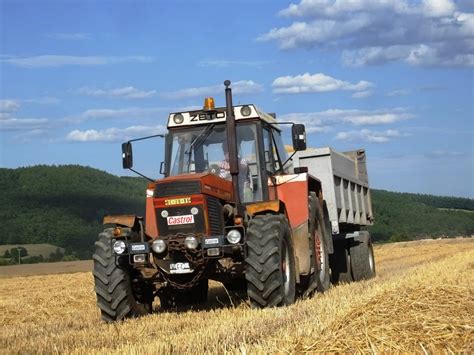 Zdjęcie nowoczesnego ciągnika Zetor z rozbudowanym systemem oświetlenia roboczego