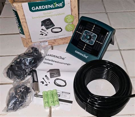zdjęcie siewnika ręcznego GardenLine w użyciu, ukazujące mechanizm rozsiewu