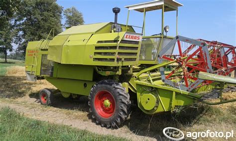 Zdjęcie kombajnu Claas Consul z lat 60-tych podczas pracy na polu