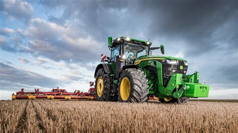 Zdjęcie ciągnika John Deere 6150R w akcji