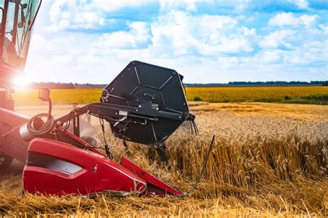 infografika porównująca kombajny zbożowe dla małych, średnich i dużych gospodarstw z podziałem na moc i szerokość hedera