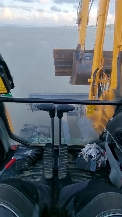 zdjęcie przedstawiające operatora smarującego kalamitkę w koparce