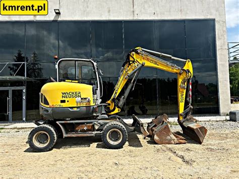 zdjęcie koparki Wacker Neuson pracującej na budowie