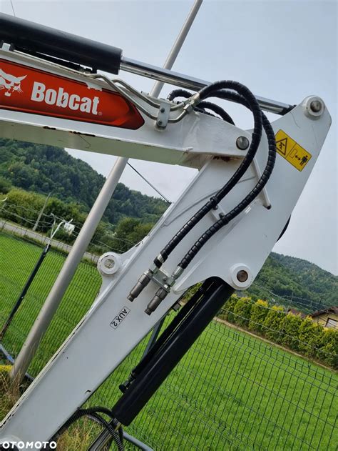 zdjęcie przedstawiające zawartość typowego zestawu serwisowego Bobcat