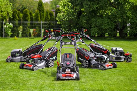 zdjęcie kosiarki spalinowej Eurotek GL880 w akcji