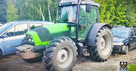 Policjanci zatrzymują ciągnik rolniczy do kontroli