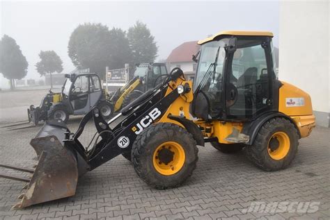 Zdjęcie ładowarki kołowej JCB 406 pracującej na placu budowy, demonstrujące jej zwrotność
