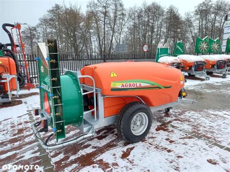 Zdjęcie przedstawiające opryskiwacz Agrola w sadzie