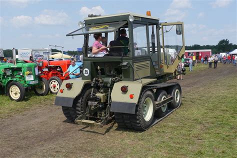 Zdjęcie ciągnika Fortschritt ZT-320 GB z szerokimi gumowymi gąsienicami