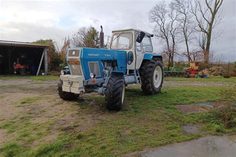 Zdjęcie odrestaurowanego ciągnika Fortschritt ZT-303 w gospodarstwie