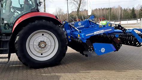 Zdjęcie nowoczesnej brony talerzowej składanej hydraulicznie