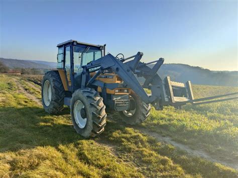 Zdjęcie przedstawiające ciągnik rolniczy Renault serii 1181 w warunkach polowych