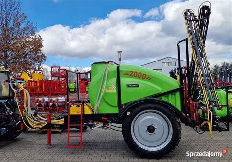 Ilustracja przedstawiająca różne typy opryskiwaczy rolniczych: polowy, sadowniczy, przenośny.
