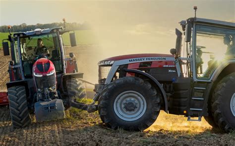Zdjęcie historycznych modeli ciągników Massey Ferguson