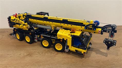 Zdjęcie złożonego modelu LEGO Technic 42108 w klasycznej żółto-czarnej kolorystyce