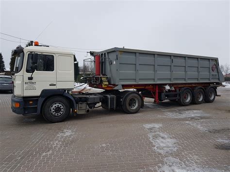 Ciągnik KamAZ-65225 z naczepą