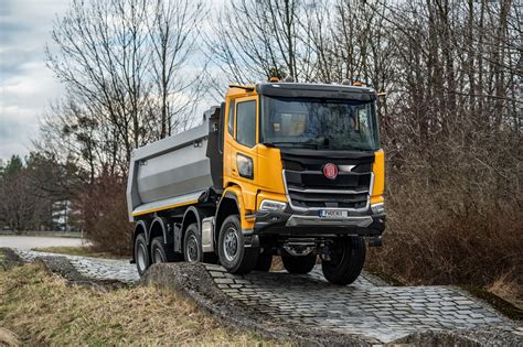 Ciągnik KamAZ-65225 z wyciągarką