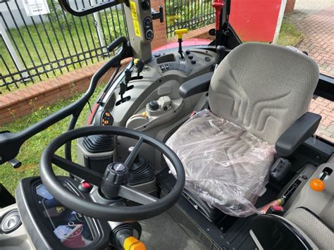 Zdjęcie wnętrza kabiny ciągnika Case Farmall C z widocznym joystickiem Multicontroller