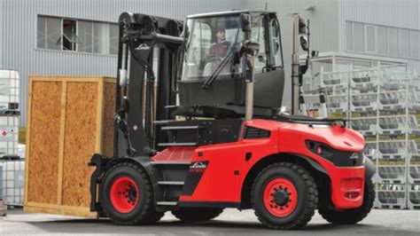 Wózek widłowy Linde H180 D w akcji, podnoszący ciężki ładunek w porcie