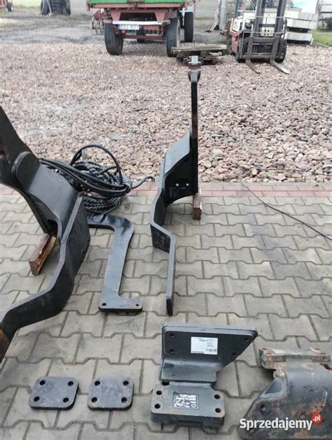 Szczegółowy widok na odlewane i kute komponenty ramion ładowacza Quicke Q