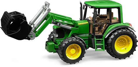 Zdjęcie detalu ciągnika John Deere 6920 Bruder, ukazujące otwartą maskę silnika z widocznym odwzorowaniem mechaniki.