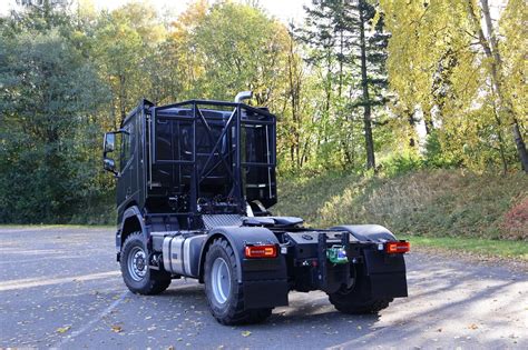 Ciągnik rolniczy z napędem na cztery koła pracujący w terenie