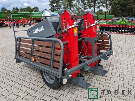 Sadzarka taśmowa Unia Kora 2 z widocznym mechanizmem sadzącym