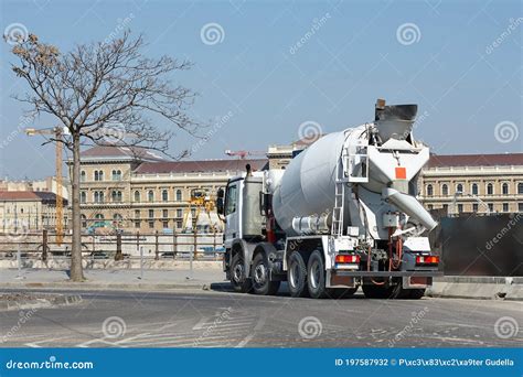 Zdjęcie przedstawiające porównanie rozmiarów betoniarki z dłonią dziecka.