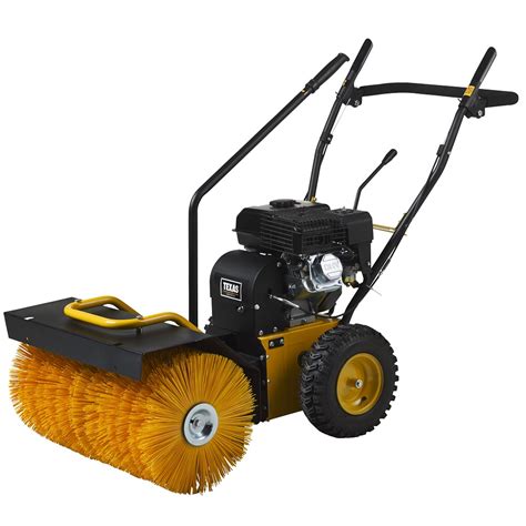 Zdjęcie zamiatarki spalinowej Texas Handy Sweep 650TG w akcji, odśnieżającej podjazd zimą.