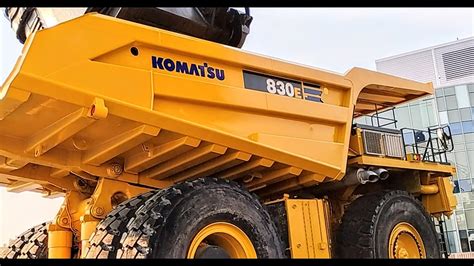 zdjęcie modelu Komatsu 830 e-ac z boku, ukazujące jego gabaryty