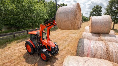 Thematic photo of a modern sadowniczy tractor with a front loader at work