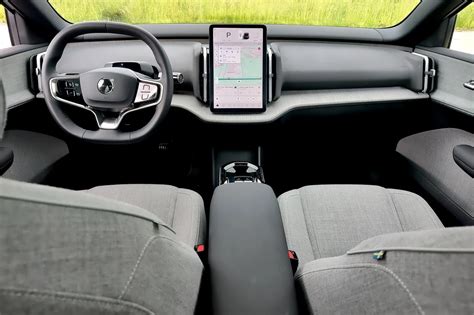 Wnętrze kabiny sypialnej Volvo FH12 z widokiem na deskę rozdzielczą i elementy sterowania