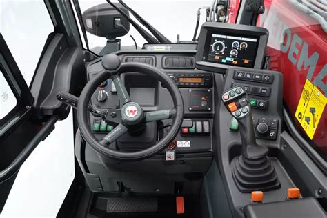 zdjęcie kabiny ładowarki Weidemann T6025 z widocznym panelem sterowania