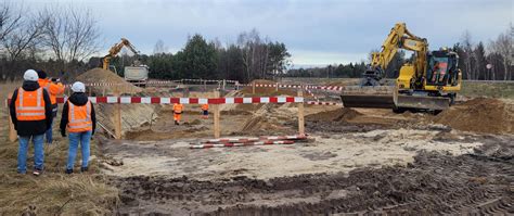 Zdjęcie hydrostatycznej zagęszczarki płytowej Bobcat pracującej na budowie drogi