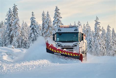 Scania R 560 B6x4HB podczas testów zimowych z pługiem odśnieżającym