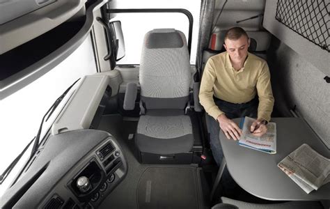 wnętrze kabiny Renault Magnum z widoczną płaską podłogą i wyposażeniem