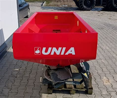 Zdjęcia rozsiewacza Unia Brzeg MX Premium 850 po renowacji i modyfikacjach
